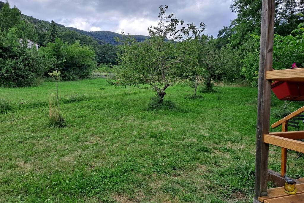 Charmante Roulotte Atypique Jaujac Exterior foto
